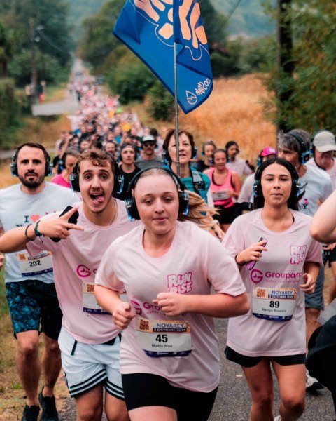 Des coureurs casqués derrière le drapeau RunRise